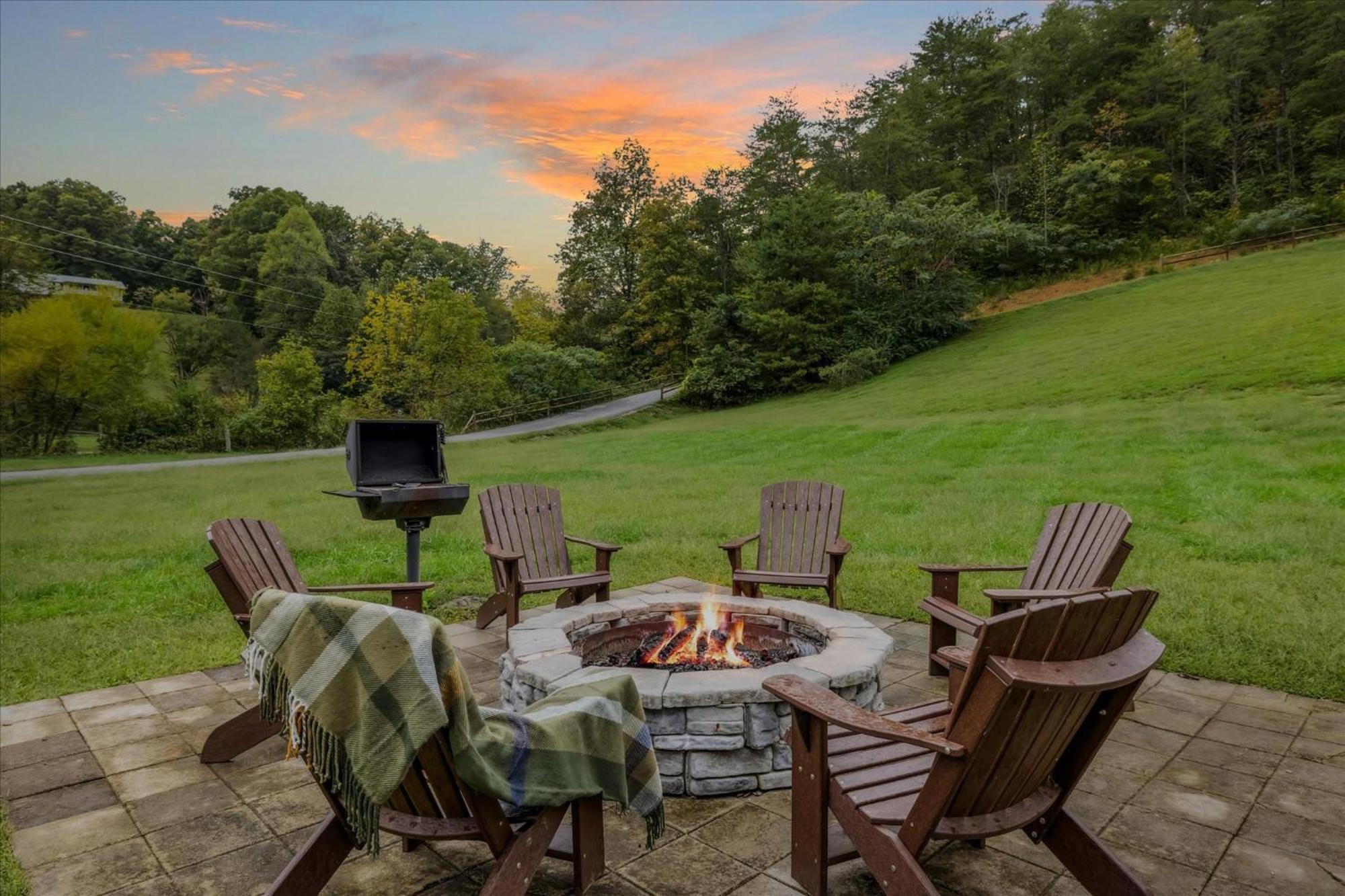 Hot Tub Fire Pit Game Room Theater Easy Access Sleeps 12 - Black Bear Lodge Pigeon Forge Eksteriør billede