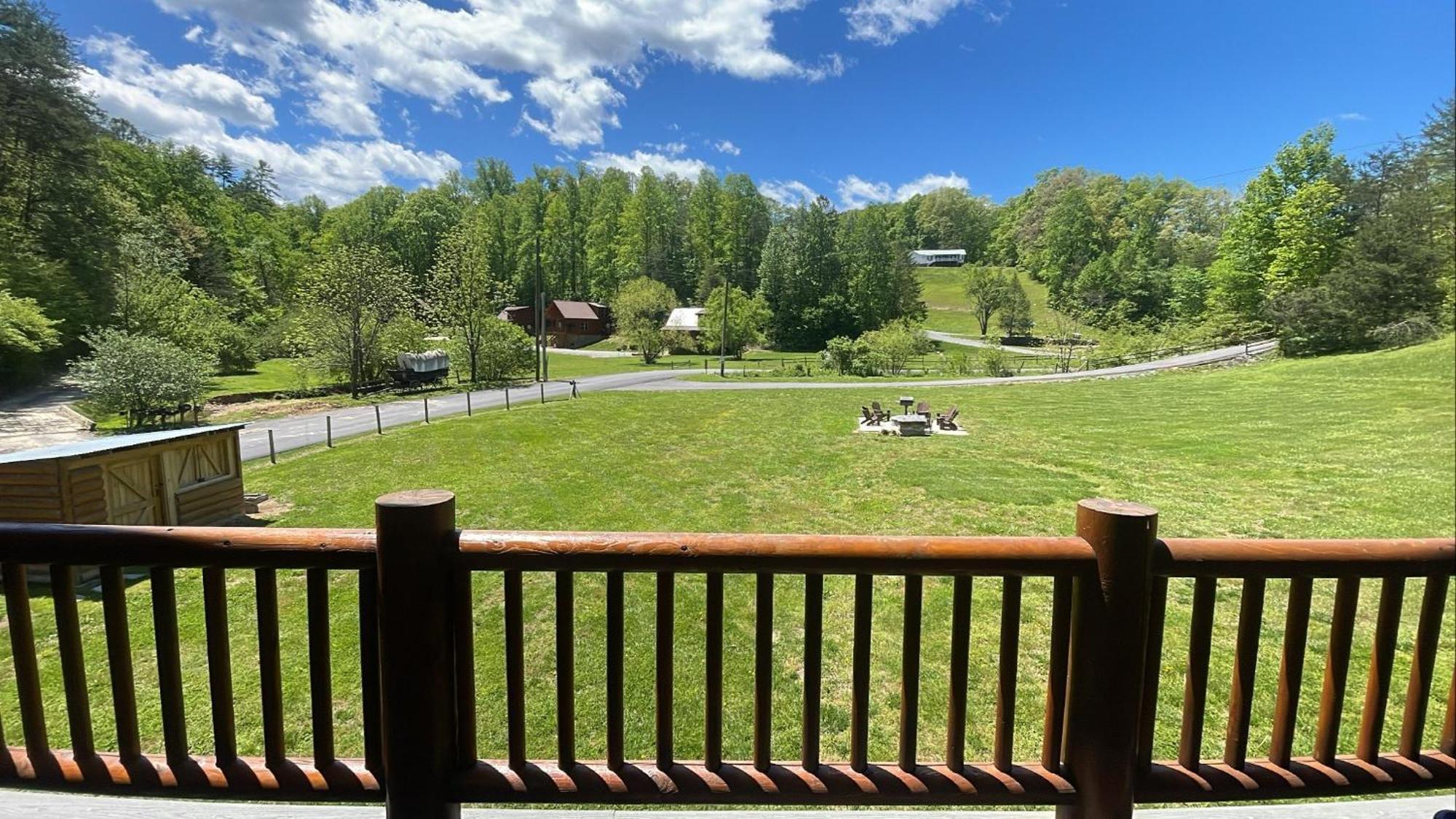 Hot Tub Fire Pit Game Room Theater Easy Access Sleeps 12 - Black Bear Lodge Pigeon Forge Eksteriør billede