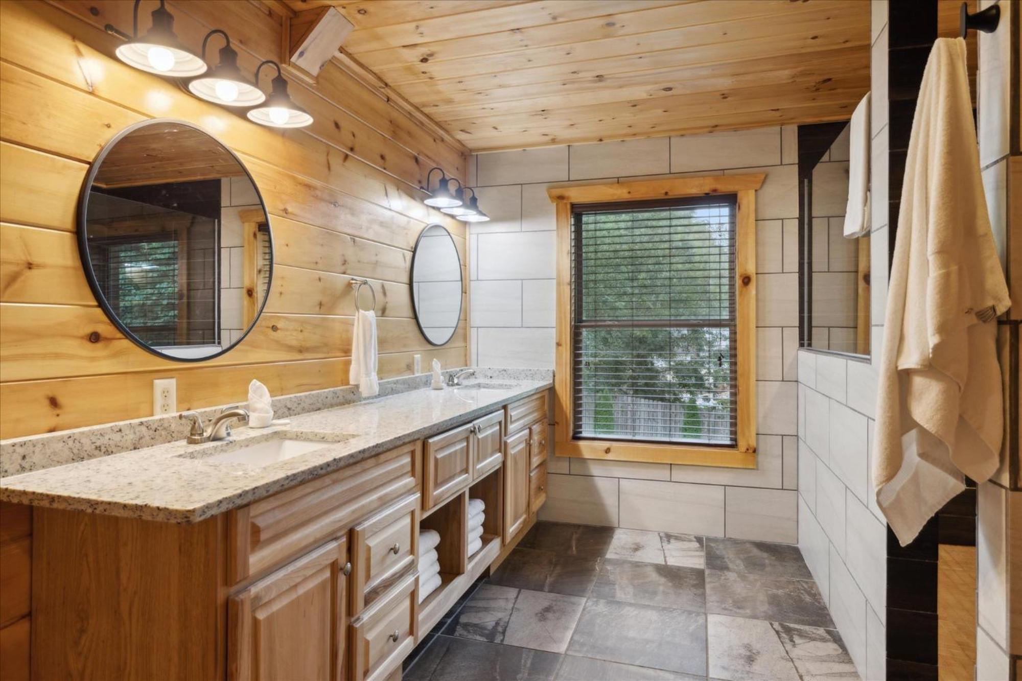 Hot Tub Fire Pit Game Room Theater Easy Access Sleeps 12 - Black Bear Lodge Pigeon Forge Eksteriør billede